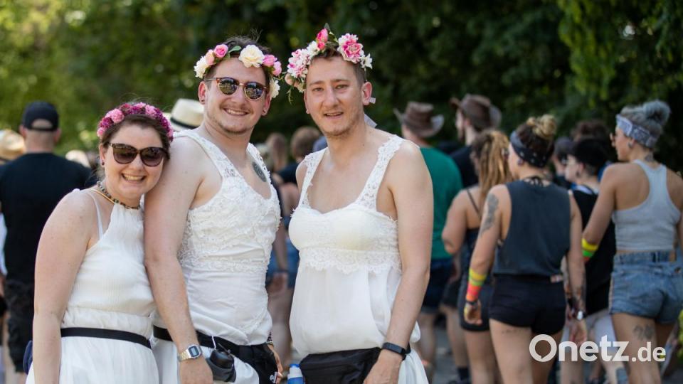 Zum Auftakt am Freitag feiern Zehntausende Fans bei &quot;Rock im Park&quot;. Bild: Daniel Karmann/dpa