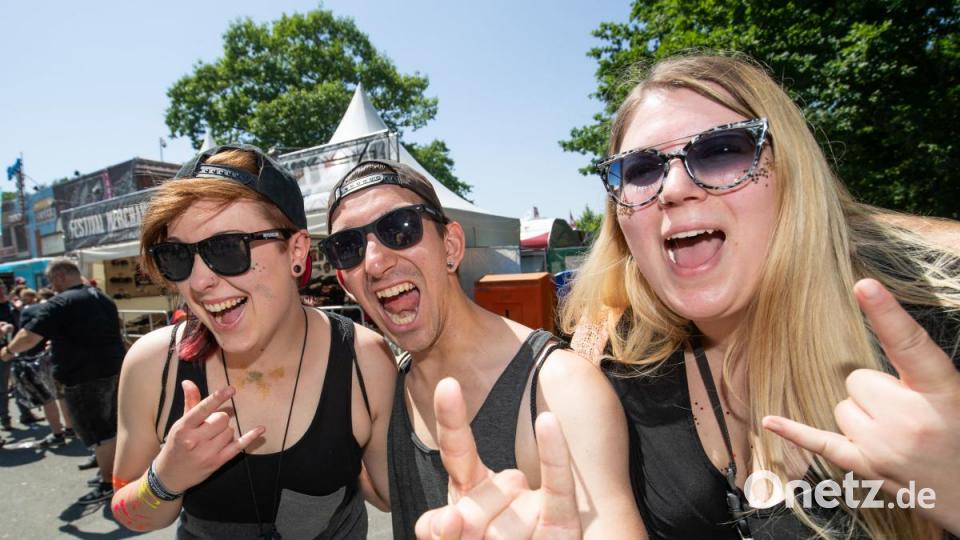 Zum Auftakt am Freitag feiern Zehntausende Fans bei &quot;Rock im Park&quot;. Bild: Daniel Karmann/dpa