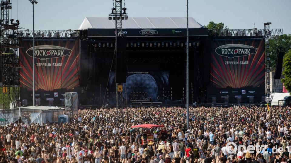 Zum Auftakt am Freitag feiern Zehntausende Fans bei &quot;Rock im Park&quot;. Bild: Daniel Karmann/dpa