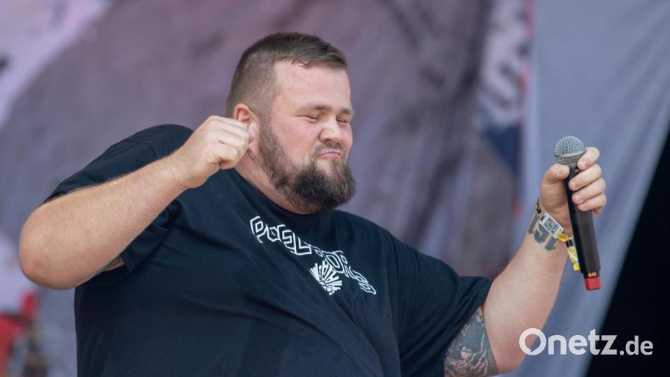 Zum Auftakt am Freitag feiern Zehntausende Fans bei &quot;Rock im Park&quot;. Bild: Daniel Karmann/dpa