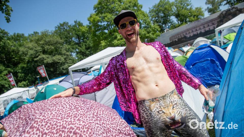 Zum Auftakt am Freitag feiern Zehntausende Fans bei &quot;Rock im Park&quot;. Bild: Daniel Karmann/dpa