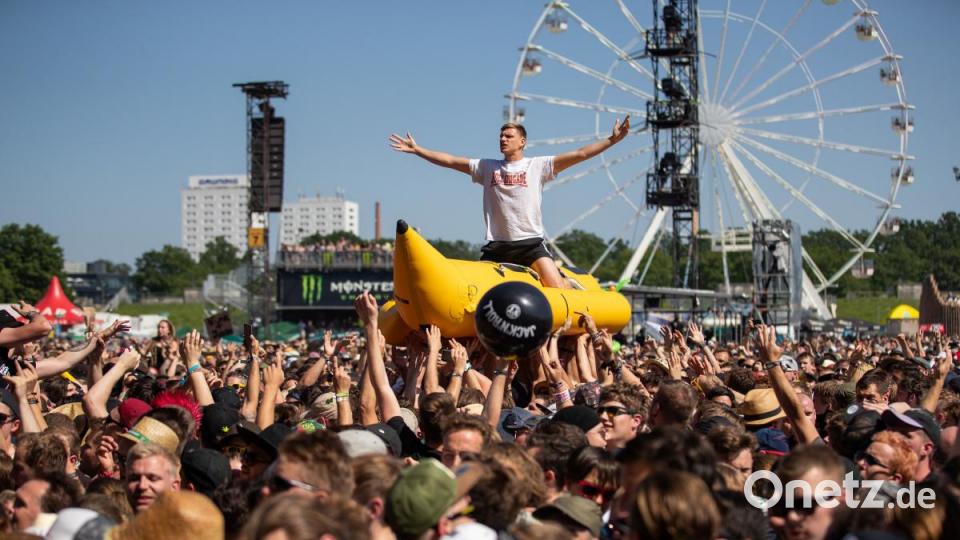 Zum Auftakt am Freitag feiern Zehntausende Fans bei &quot;Rock im Park&quot;. Bild: Daniel Karmann/dpa