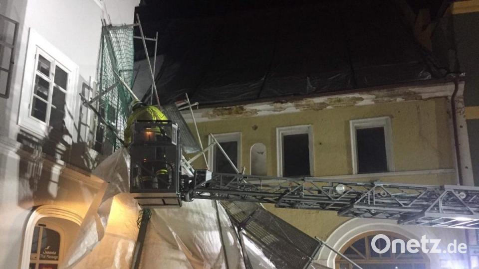 Die Feuerwehr Amberg half mit der Drehleiter beim Abbau des umgestürzten Gerüst.. Bild: Andreas Brückmann