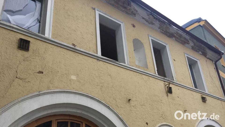 Löcher in der Wand: Hier stand bis Freitagnacht ein Gerüst. Bild: upl