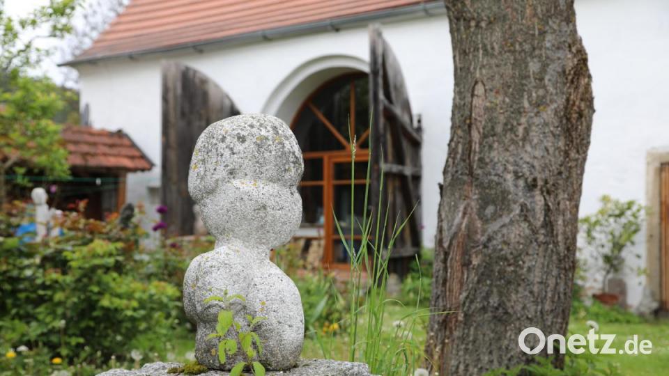 „Wenn es nichts wird, dann wird daraus eben Kies“, kommentiert Künstler Heiko Herrmann seine Experimente mit Granit. Bild: Gerhard Götz