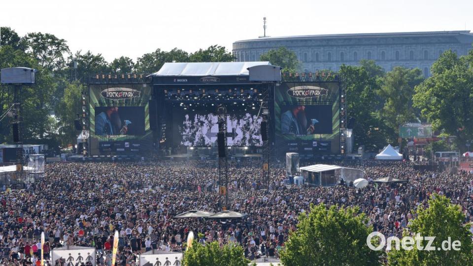 Zehntausende Musikfans feiern beim Start am Freitag am Zeppelinfeld. Bild: Tobias Schwarzmeier