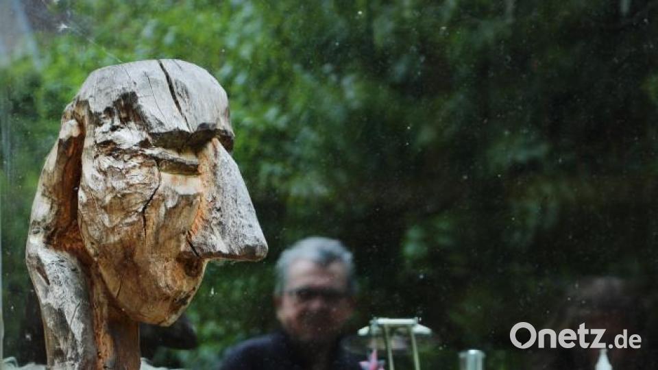 Für Künstler Franz Burkhardt gibt es heuer in Pertolzhofen ein Wiedersehen mit seiner Skulptur „Adam in der Badehose“. Bild: Gerhard Götz