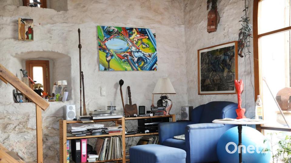 Im ländlichen Domizil hat der Künstler nicht nur jede Menge eigener Werke gelagert, sondern auch so manches Andenken an die Gäste, die hier in 25 Jahren ihrer Kreativität freien Lauf ließen. Bild: Gerhard Götz