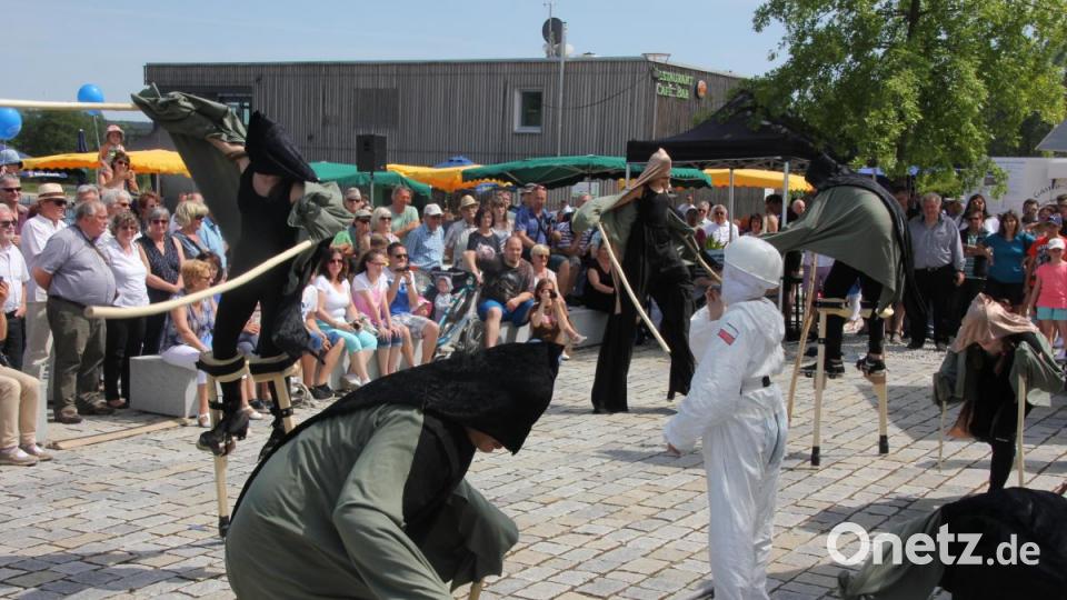 &quot;Spiel(en) ohne Grenzen&quot; beim &quot;cooltour&quot;-Sommer am Pfingstsonntag: Die tschechische Gruppe &quot;Kosaci&quot; aus Tirschenreuths Partnerstadt Plana erhielt für ihr futuristischen Theaterspiel viel Applaus. Bild: kro