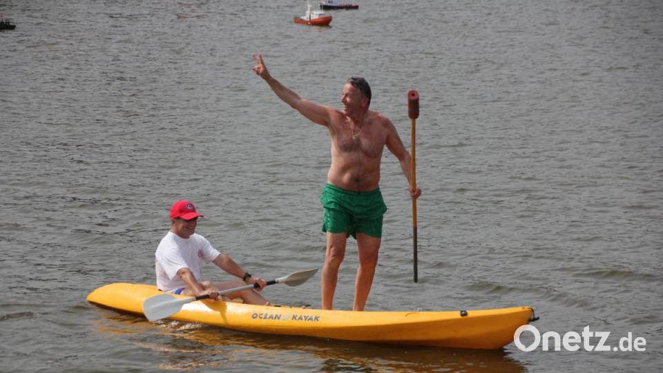 &quot;Spiel(en) ohne Grenzen&quot; beim &quot;cooltour&quot;-Sommer am Pfingstsonntag: Bürgermeister Franz Stahl in grüner Badehose tritt beim Fischerstechen gegen Tursiana-Mitglied Matthias Dill an. Der Bürgermeister gewinnt. Bild: kro