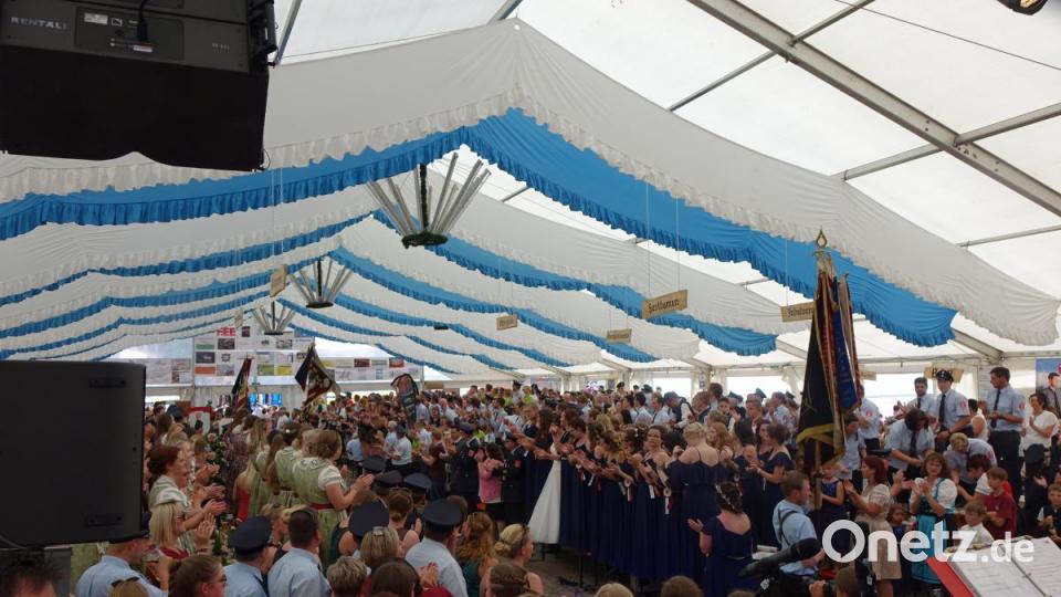 Ausgelassene Stimmung herrscht im Festzelt beim Einzug der Fahnen. Bild: mmj