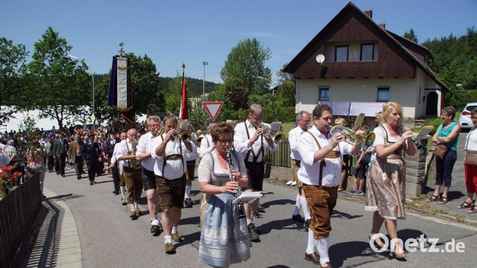 Die Blaskapelle Stadlern führte den Festzug an. Bild: mmj