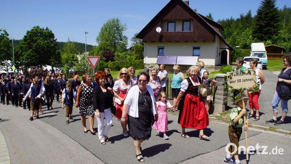 Die &quot;Festdamen vor 50 Jahren&quot; werden vom Taferlbub angeführt. Bild: mmj