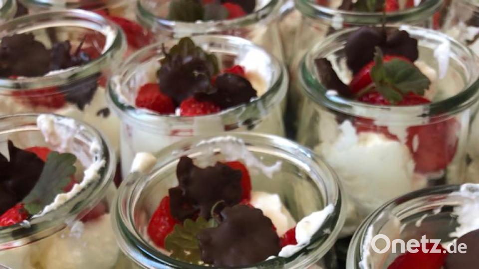 Die Krönung: Schokolierter Gundermann mit Erdbeeren. Bild: ubb
