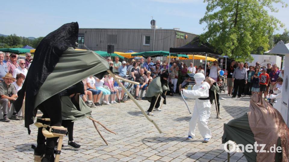 &quot;Spiel(en) ohne Grenzen&quot; beim &quot;cooltour&quot;-Sommer am Pfingstsonntag: Die tschechische Gruppe &quot;Kosaci&quot; aus Tirschenreuths Partnerstadt Plana erhielt für ihr futuristischen Theaterspiel viel Applaus. Bild: kro