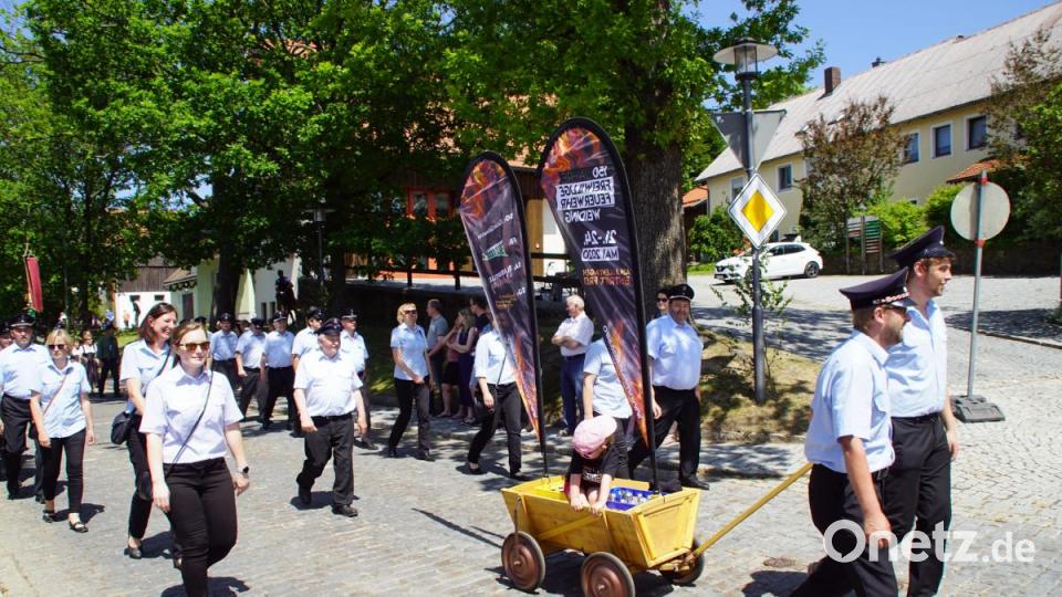 Reklame für ihr Jubiläum im kommenden Jahr machte auch die Feuerwehr Weiding mit ihrem Handwagerl als Löschfahrzeug. Bild: mmj