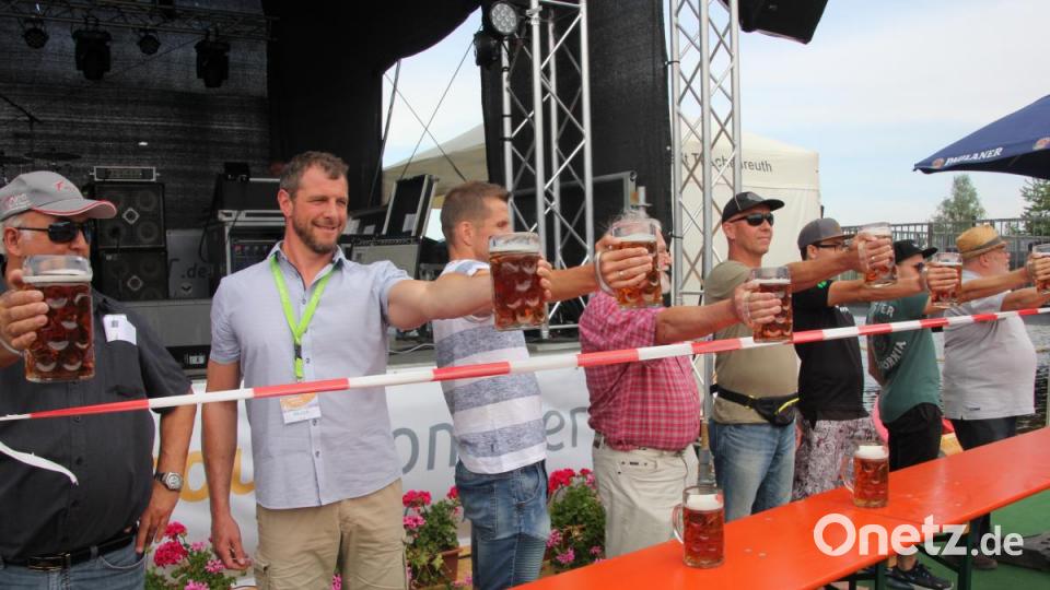 &quot;Spiel(en) ohne Grenzen&quot; beim &quot;cooltour&quot;-Sommer am Pfingstsonntag: Sieben Männer machten beim Maßkrug-Stemmen mit. Bild: kro