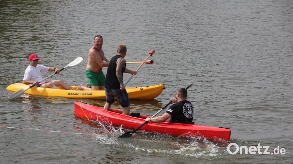 &quot;Spiel(en) ohne Grenzen&quot; beim &quot;cooltour&quot;-Sommer am Pfingstsonntag: Bürgermeister Franz Stahl in grüner Badehose tritt beim Fischerstechen gegen Tursiana-Mitglied Matthias Dill an. Bild: kro