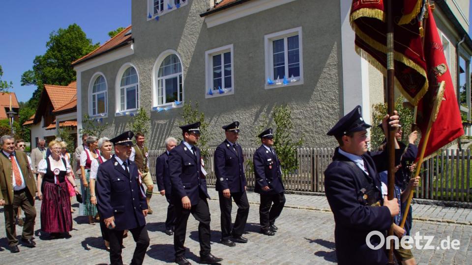Die Vorsitzenden und Kommandanten der Jubelwehr beim Festzug an der Spitze der Ehrengäste. Bild: mmj