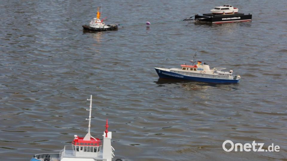 &quot;Spiel(en) ohne Grenzen&quot; beim &quot;cooltour&quot;-Sommer am Pfingstsonntag: Wer wollte, konnte sich als Kapitän eines ferngesteuerten Boots versuchen. Bild: kro