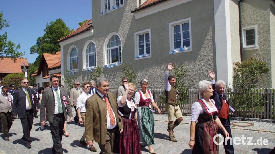 Schirmherr und Ehrenschirmherren mit den Ehrengästen marschierten voran. Bild: mmj