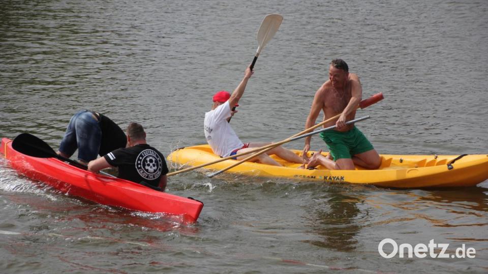 &quot;Spiel(en) ohne Grenzen&quot; beim &quot;cooltour&quot;-Sommer am Pfingstsonntag: Bürgermeister Franz Stahl in grüner Badehose tritt beim Fischerstechen gegen Tursiana-Mitglied Matthias Dill an. Er hatte gegen das Stadtoberhaupt keine Chance. Bild: kro