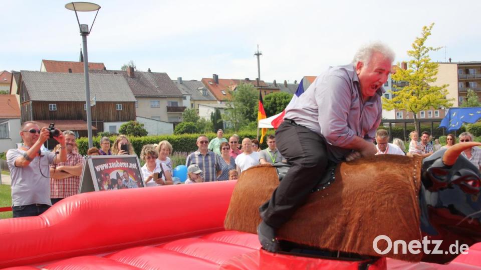 &quot;Spiel(en) ohne Grenzen&quot; beim &quot;cooltour&quot;-Sommer am Pfingstsonntag: Zweiter Bürgermeister Peter Gold wagte einen Ritt auf dem Ramasuri-Bullen. Bild: kro