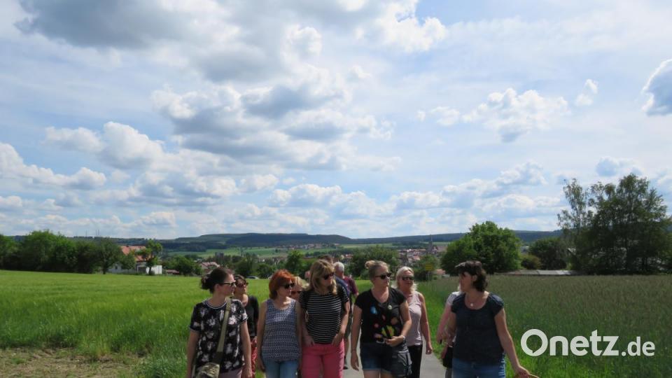 Mit Regina Herrmann (rechts) geht es bei herrlichem Wetter auf Tour. Bild: ubb