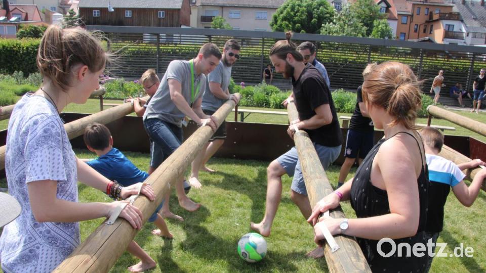 &quot;Spiel(en) ohne Grenzen&quot; beim &quot;cooltour&quot;-Sommer am Pfingstsonntag: Gut frequentiert war auch der Menschen-Kicker. Bild: kro
