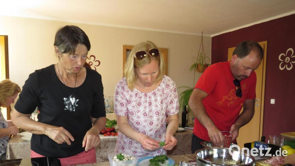 Beim Kochen helfen alle zusammen. Bild: ubb