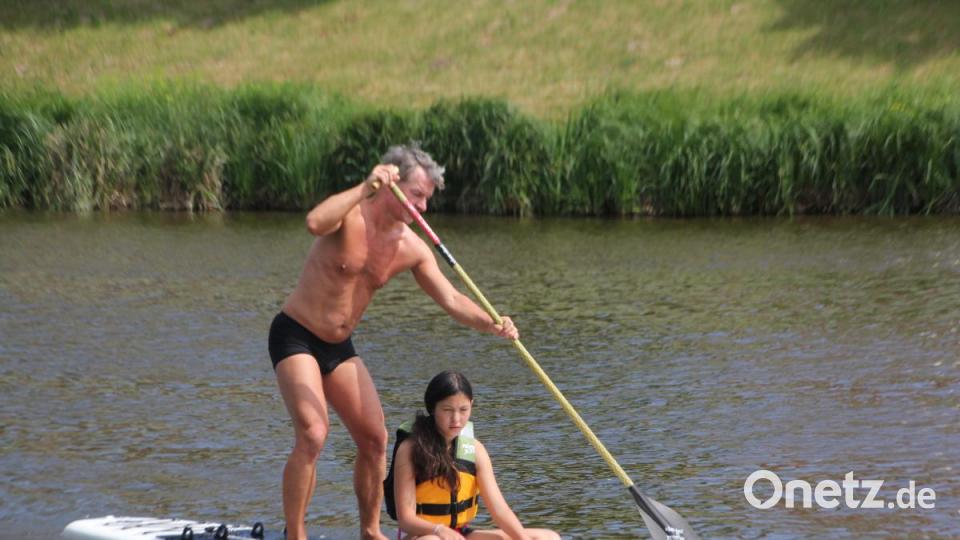 &quot;Spiel(en) ohne Grenzen&quot; beim &quot;cooltour&quot;-Sommer am Pfingstsonntag: Angeboten wurde Kanufahren und Stand-up-Paddling im Stadtteich. Bild: kro