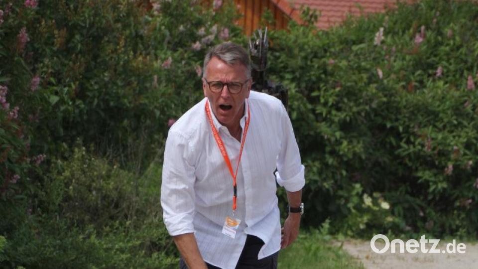 &quot;Spiel(en) ohne Grenzen&quot; beim &quot;cooltour&quot;-Sommer am Pfingstsonntag: So lud etwa Peter Gold zum Boule-Zielwerfen ein. Franz Stahl machte mit. Bild: kro
