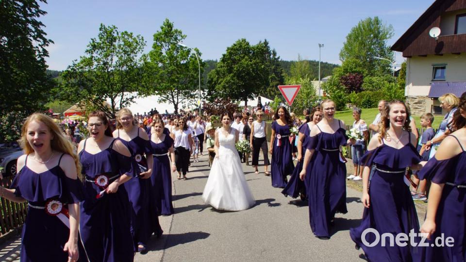 Die Festdamen der Jubelwehr mit Festbraut Michaela Reiminger verbreiteten gute Stimmung. Bild: mmj