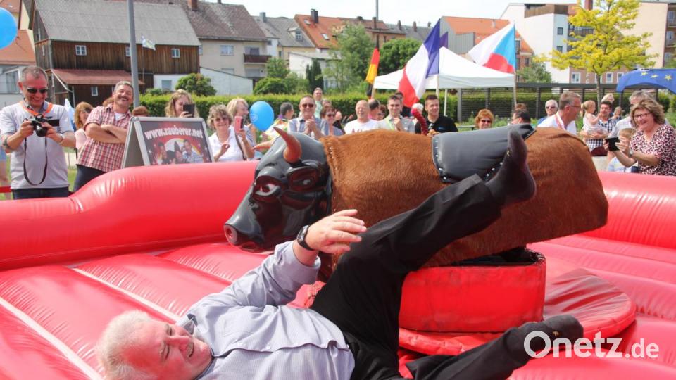 &quot;Spiel(en) ohne Grenzen&quot; beim &quot;cooltour&quot;-Sommer am Pfingstsonntag: Zweiter Bürgermeister Peter Gold wagte einen Ritt auf dem Ramasuri-Bullen. Bild: kro