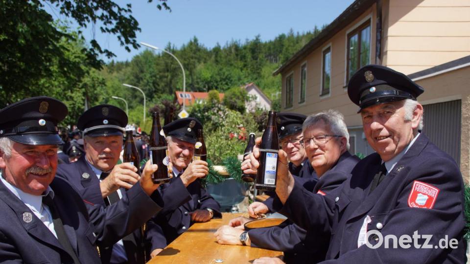 Ein Prost bevor es losgeht: Die ältere Generation der Jubelwehr mit (von links) Ehrenvorstand Egon Roiger und Ehrenkommandant Erwin Vogl. Bild: mmj