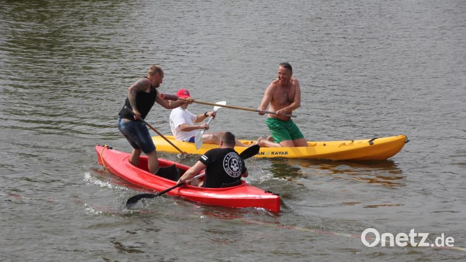 &quot;Spiel(en) ohne Grenzen&quot; beim &quot;cooltour&quot;-Sommer am Pfingstsonntag: Bürgermeister Franz Stahl in grüner Badehose tritt beim Fischerstechen gegen Tursiana-Mitglied Matthias Dill an. Bild: kro