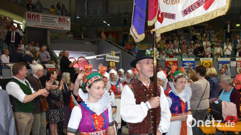 Der Einzug einer Trachtengruppe beim Sudetendeutschen Tag in Regensburg. Bild: Alexander Pausch