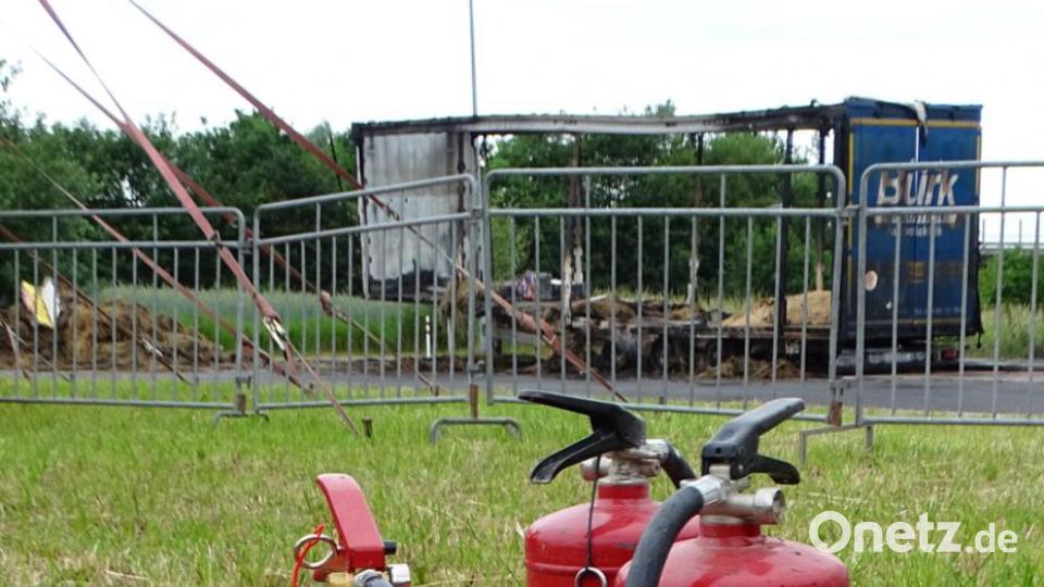 Noch dastehende Handfeuerlöscher zeugen von erfolglosen Löschversuchen des Großbrandes. Bild: Dobmeier