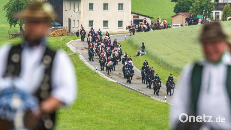 Der Kötztinger Pfingstritt gehört zu den ältesten Brauchtumsveranstaltungen in Bayern. Bild: Armin Weigel/dpa