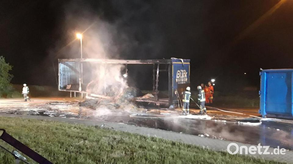 Die Feuerwehr konnte das Ausbrennen des LKW-Auflegers nicht verhindern, aber das Übergreifen auf die Zelte wurde unterbunden. Bild: Dobmeier