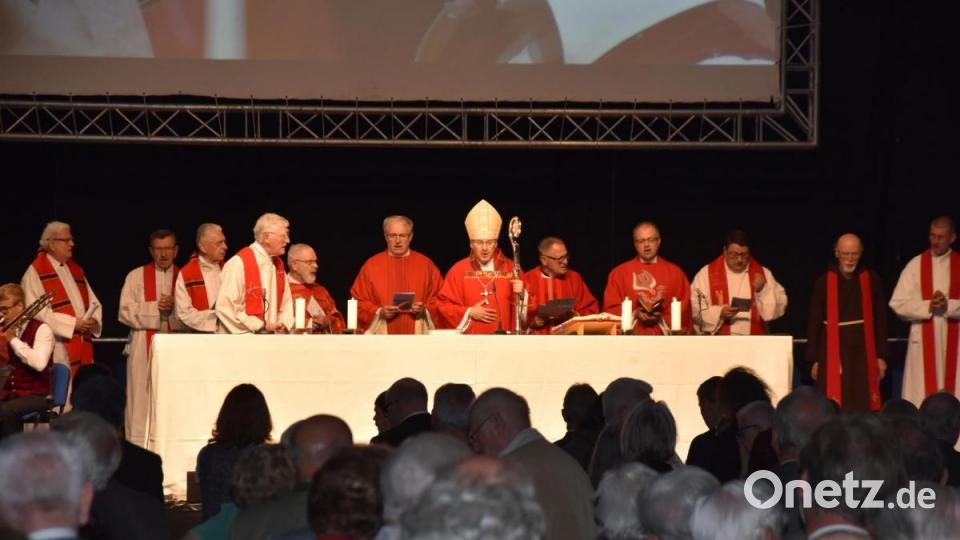 Der Regensburger Bischof Rudolf Voderholzer (Mitte) feiert am 9. Juni 2019 beim Sudetendeutschen Tag in Regensburg den Gottesdienst. Bild: Alexander Pausch