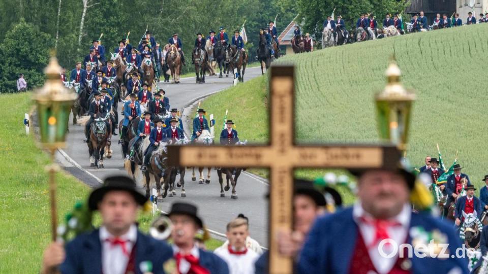 Der Kötztinger Pfingstritt gehört zu den ältesten Brauchtumsveranstaltungen in Bayern. Bild: Armin Weigel/dpa