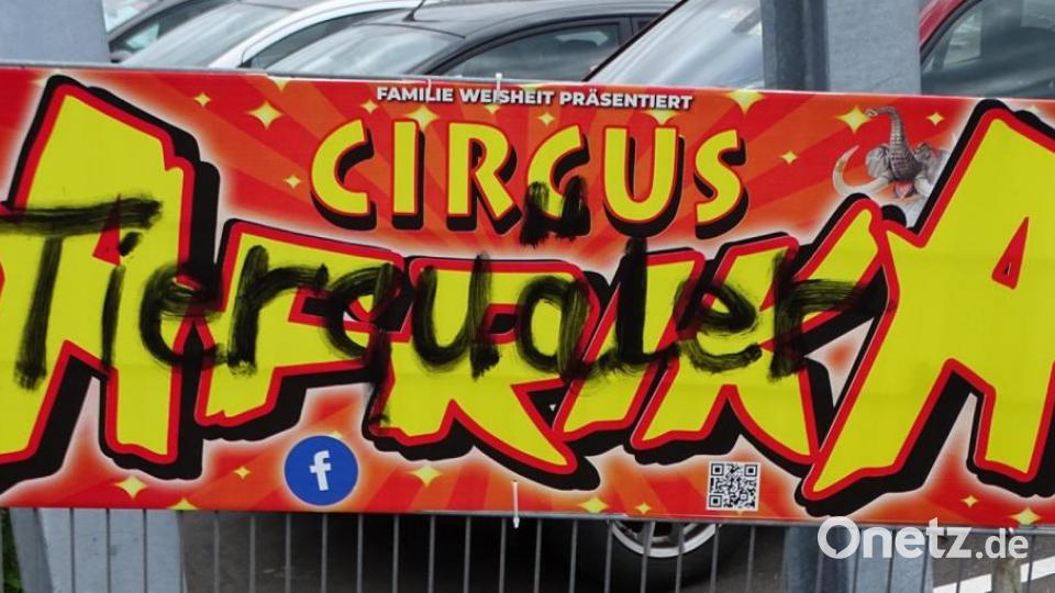 „Tierquäler“ Anfeindung auf einem Werbeplakat in der Regensburger Straße von Tierschützern. Bild: Dobmeier