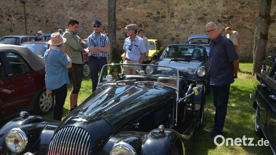 Das Morgan-Modell mit einem 3,9 Liter Hubraum hat einen Leiterrahmen aus Stahl, auf dem ein aus 94 Teilen bestehendes Holzgerüst aus Eschenholz aufgebaut ist, das die handgetriebenen und alugehämmerte Karosserie trägt. Bild: dob
