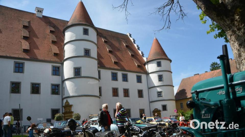 Das Areal an der Friedrichsburg war am Pfingstsonntag wieder fest in der Hand der Oldtimerfreunde. Bild: dob
