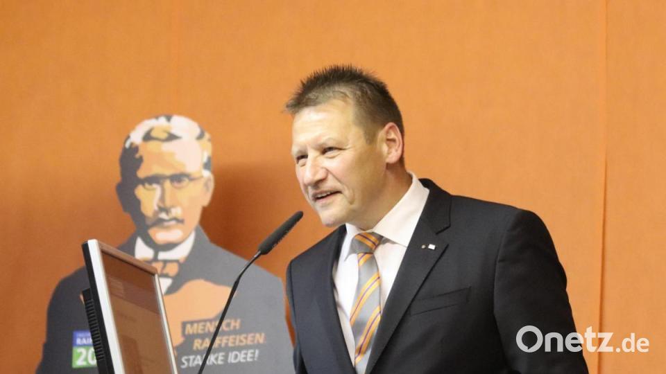 Vorstandsmitglied Erich Übler erläutert Geschäftszahlen. Bild: mfh