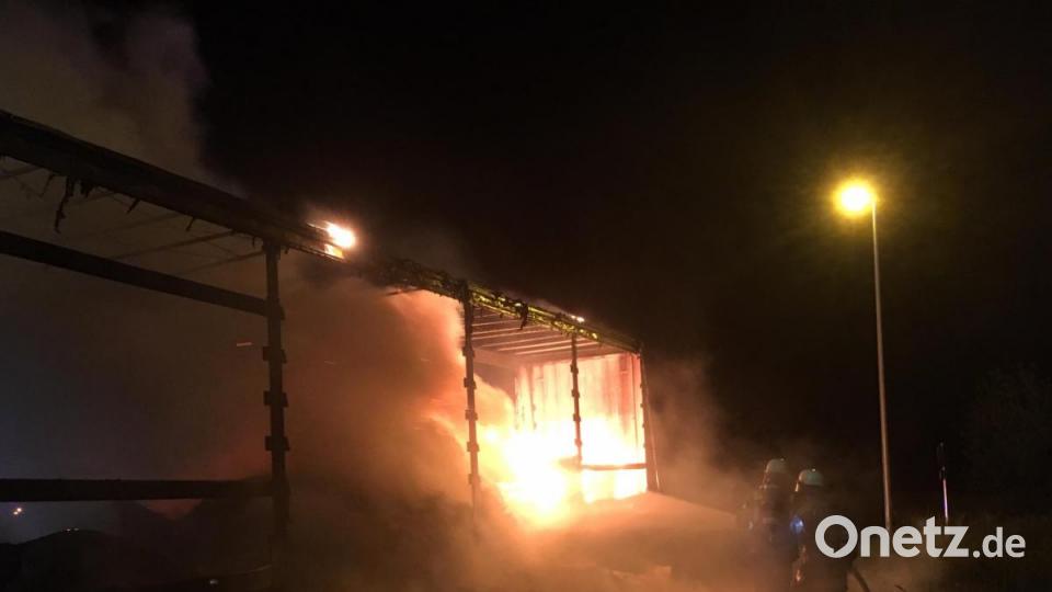 Das Feuer war schnell gelöscht, doch Glutnester im Heu machten Schwierigkeiten. Bild: Feuerwehr Weiden