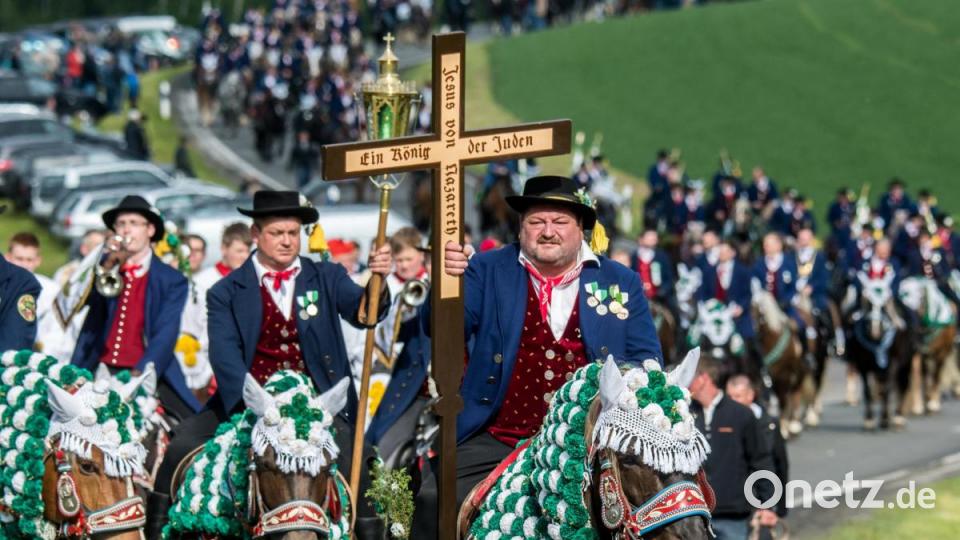 Der Kötztinger Pfingstritt gehört zu den ältesten Brauchtumsveranstaltungen in Bayern. Bild: Armin Weigel/dpa