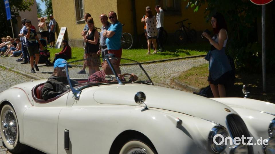 Oldtimerbesitzer aus der Vohenstraußer Partnerstadt Lauter-Bernsbach waren auch wieder mit dabei. Bild: dob