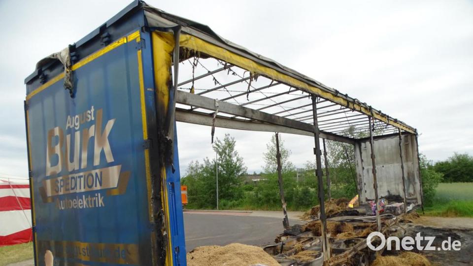 In der Nacht nach der Premiere des „Circus Afrika“ brach ein Feuer aus noch nicht geklärter Ursache in einem großen Versorgungswagen aus. Bild: Dobmeier